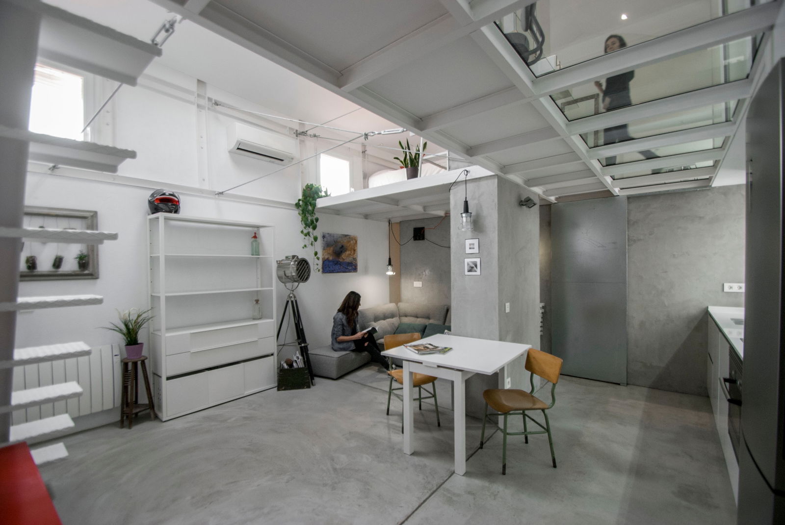 Modern duplex studio apartment with AC is available to rent in Madrid, Malasaña area