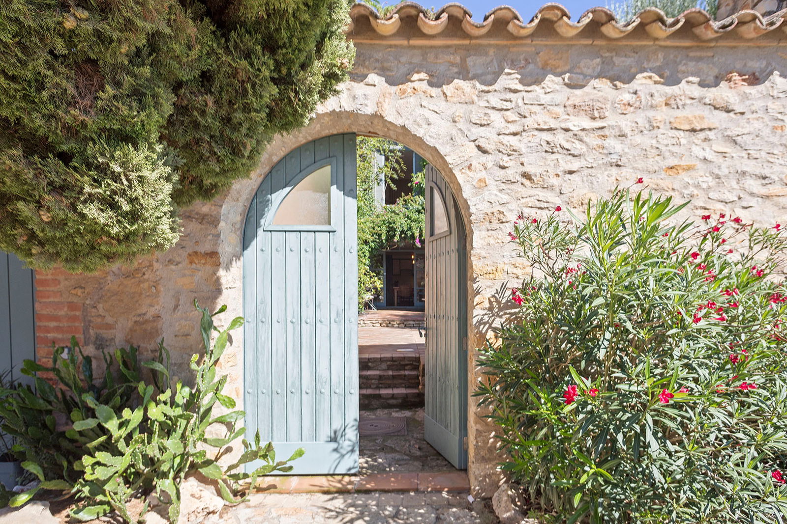 ¡Tu alquiler vacacional de ensueño en la Costa Brava y Barcelona. Villas, apartamentos y casas con encanto te esperan para una experiencia inolvidable. ¡Reserva tu escapada perfecta ahora!