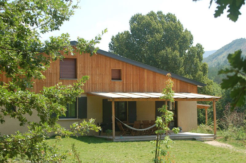 Gîtes et yourtes en pleine nature près de Sisteron. Piscine couverte et chauffée