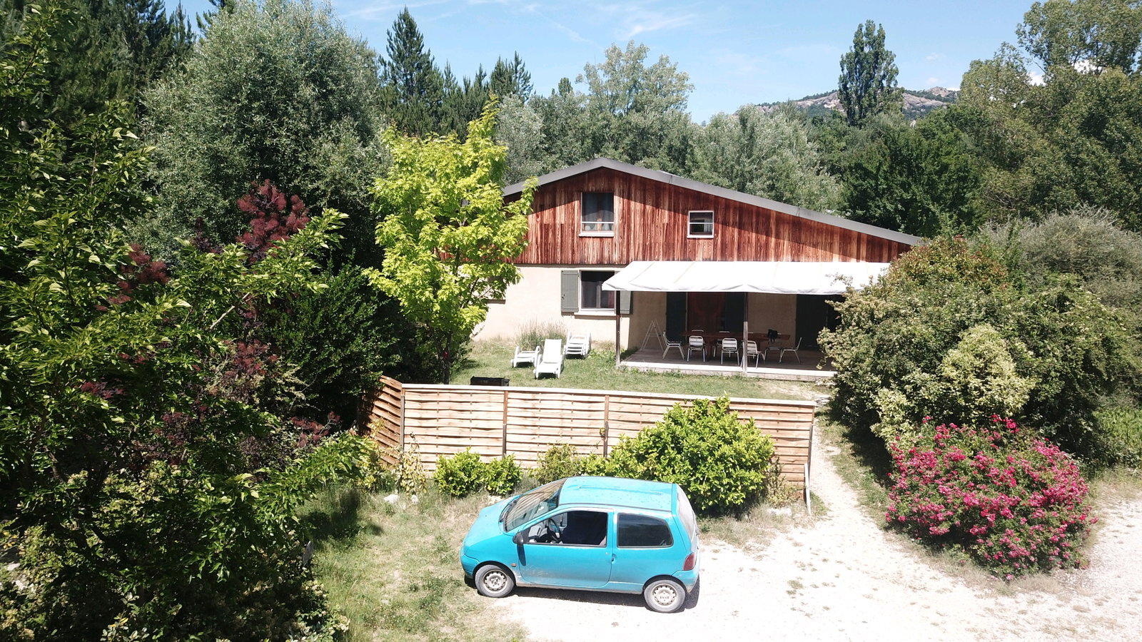 Gîtes et yourtes en pleine nature près de Siseron. Piscine couverte et chauffée.
