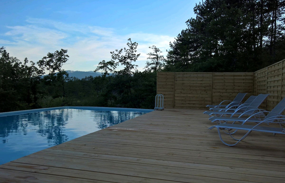 Gîtes et yourtes dans un environnement préservé. Piscine chauffée